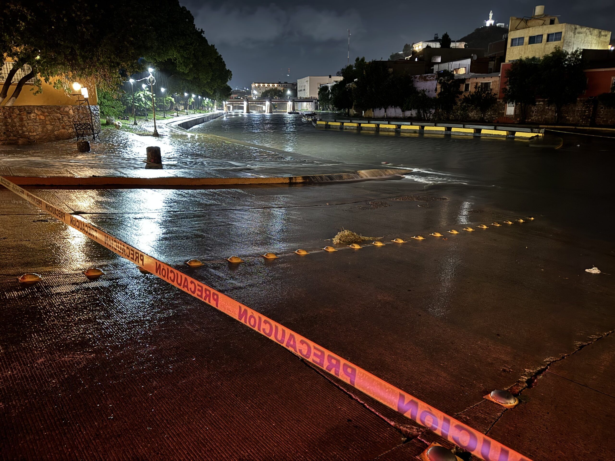 Protección Civil atendió múltiples emergencias por lluvias durante la noche en Parral; rescatan a conductor atrapado