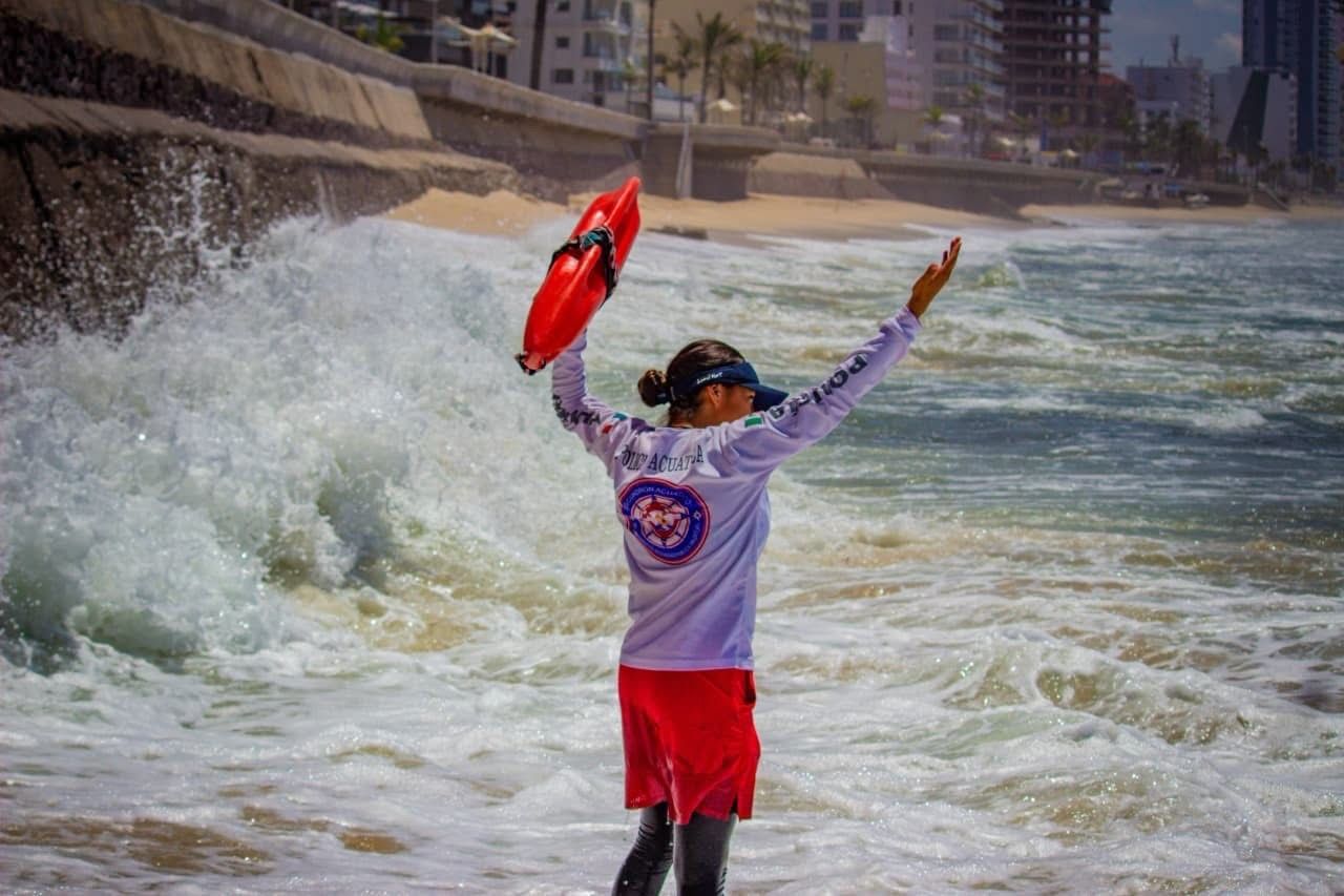 Mar de fondo pone en alerta a Mazatlán; colocan banderas rojas