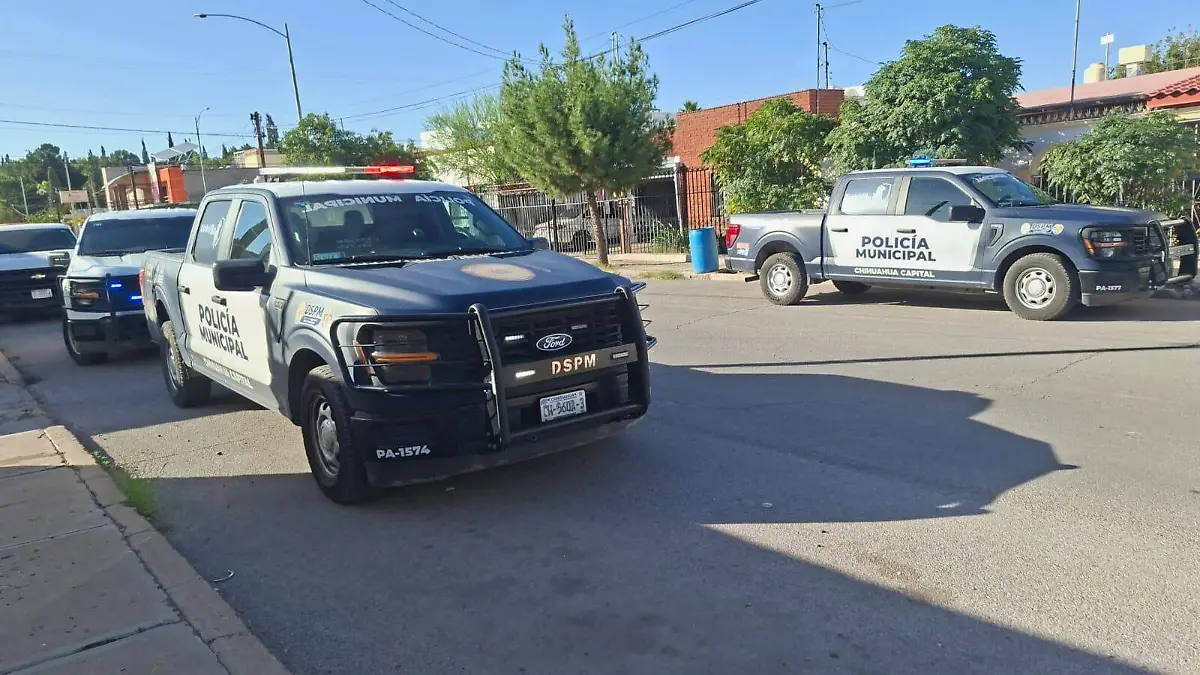 Amagan a guardia y se llevan dos vehículos de corralón estatal