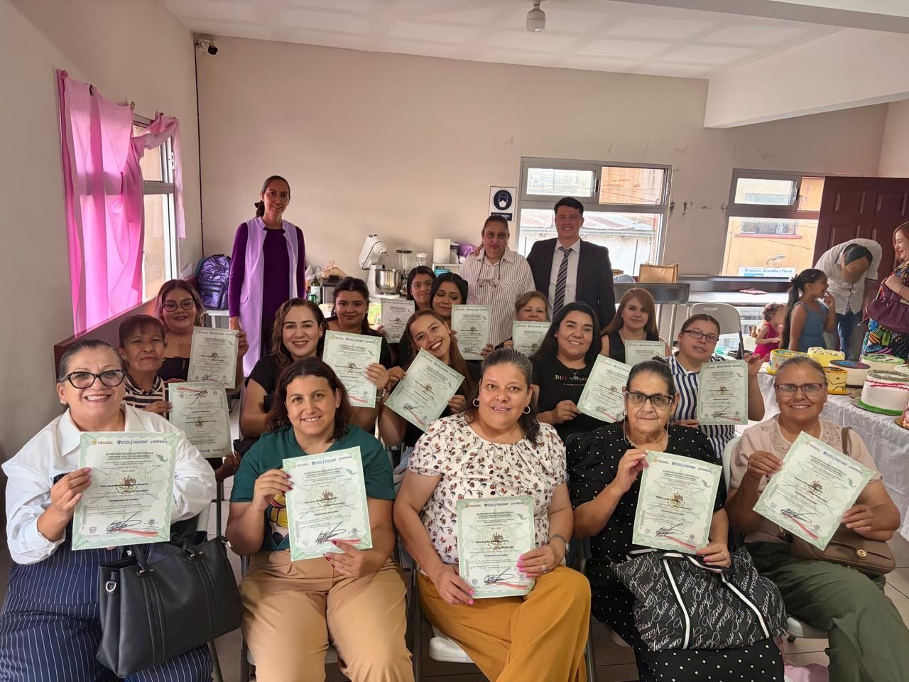 Entrega ICATECH Parral 20 certificados de capacitación con validez oficial