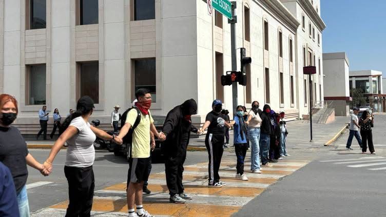 Tercer día de protesta: normalistas cierran la Carranza