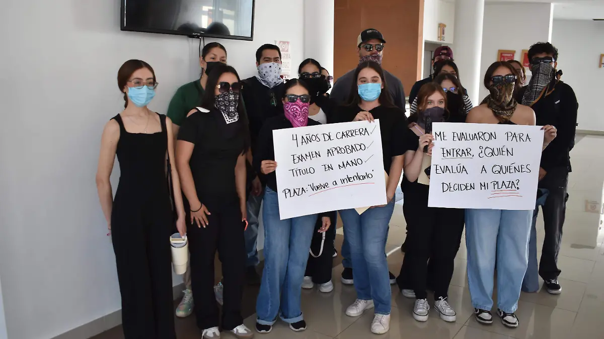 Toman docentes oficinas de Educación en Parral; exigen plazas definitivas