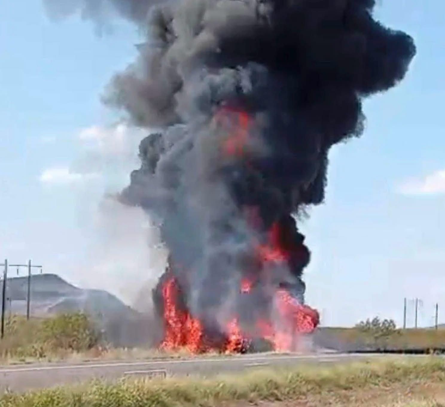 Explota pipa tras volcar en la carretera a Ciudad Juárez