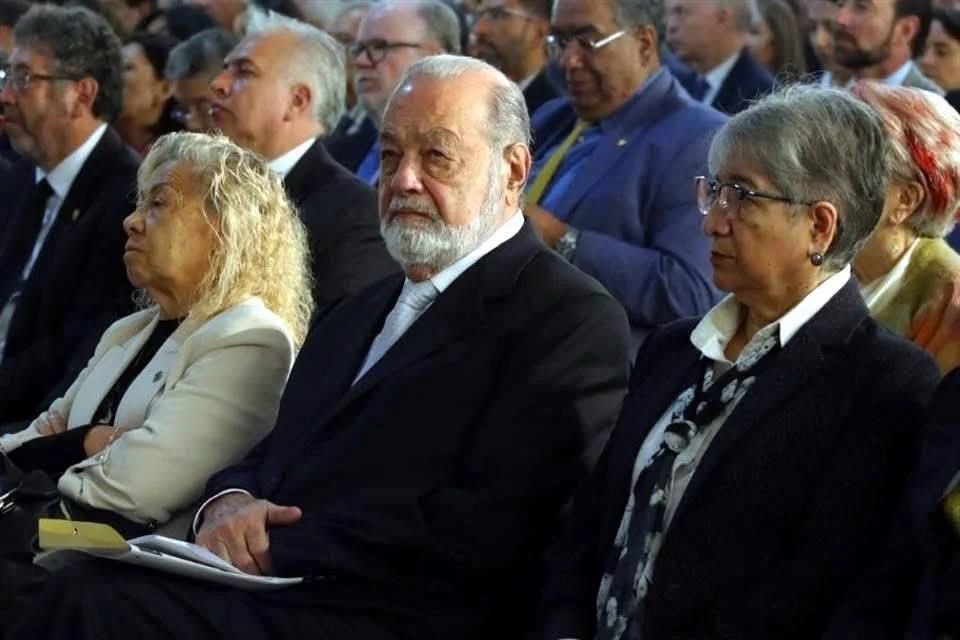 Respalda Carlos Slim restricción de celulares en escuelas