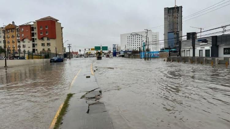 7. Lluvias dejan calles inundadas, vehículos varados y daños en Chihuahua
