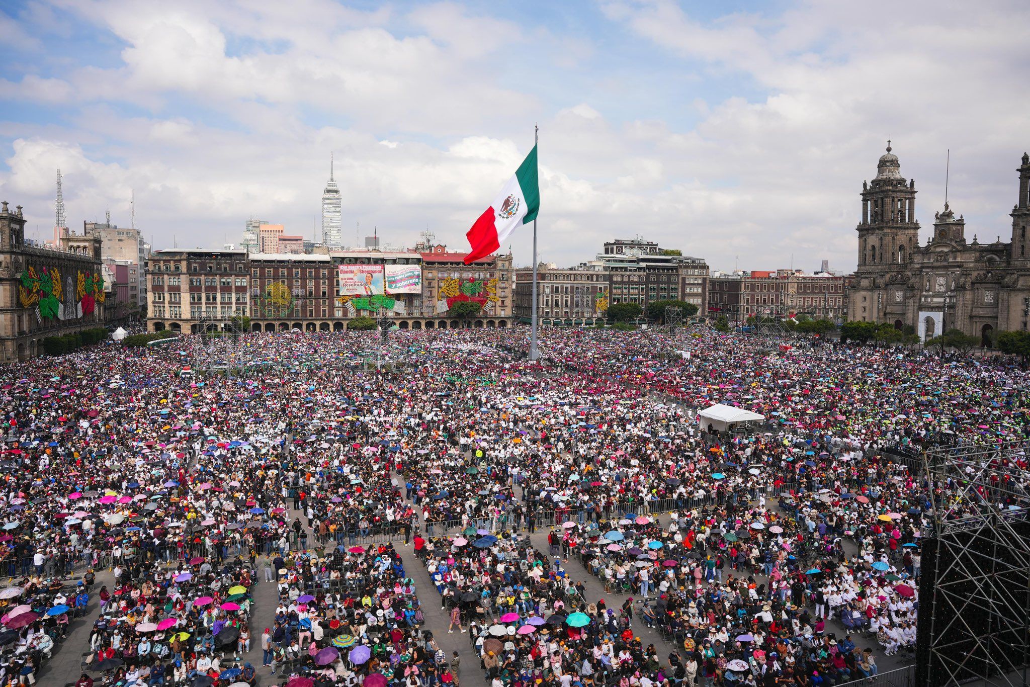 Zócalo reúne a más de 200 mil personas en cierre de gira de Sheinbaum