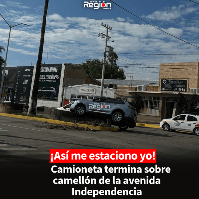 Choca contra otro vehículo y termina arriba del camellón en la Independencia