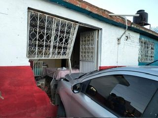 Auto termina dentro de una casa tras fuerte accidente en Parral