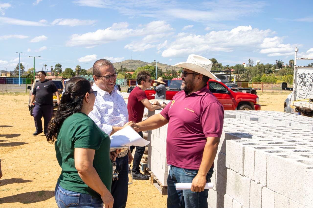Apoyan a 30 familias de Parral con material para mejorar sus viviendas