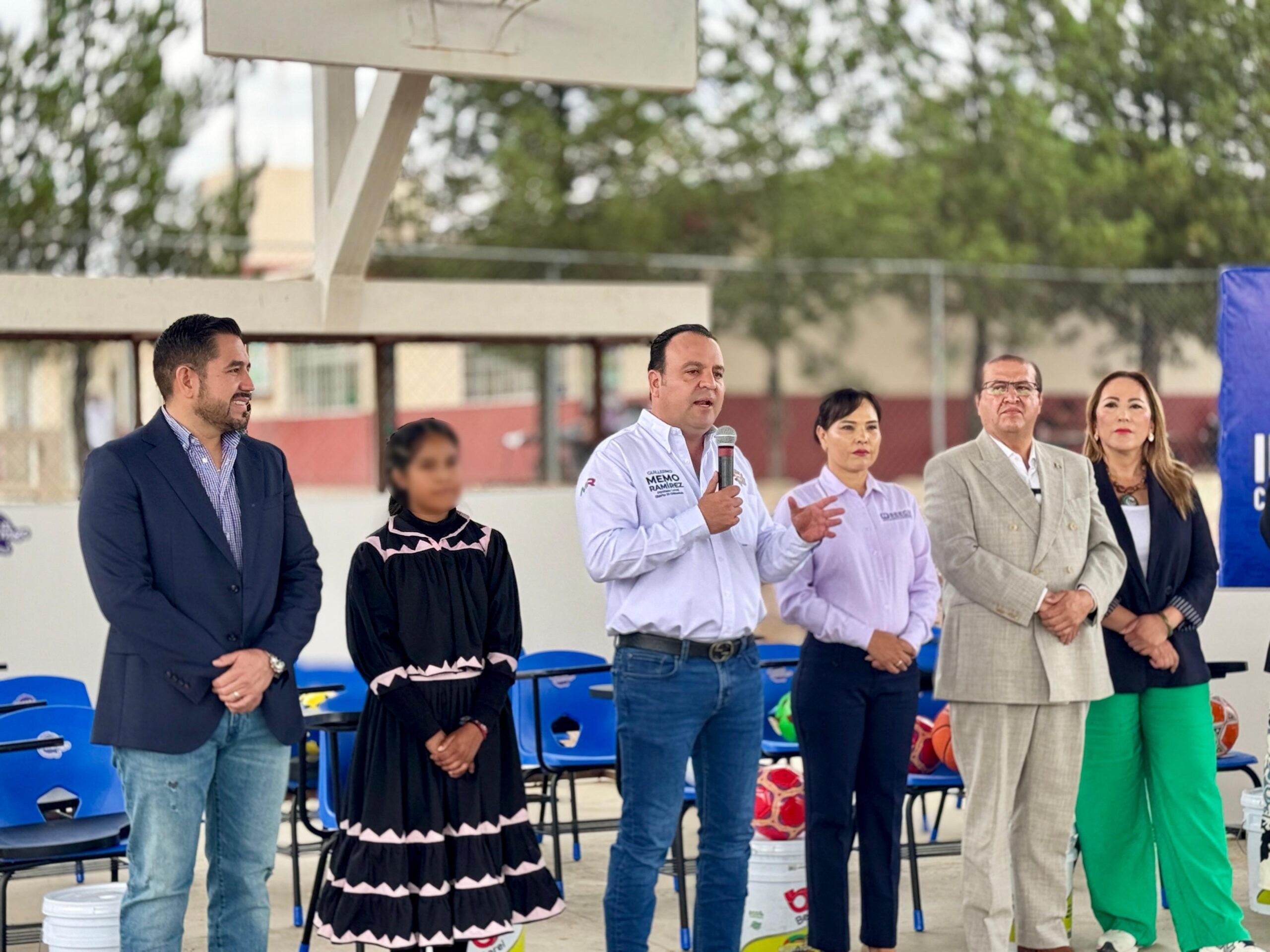 Guillermo Ramírez participa en entrega de apoyos para cuatro escuelas de Parral