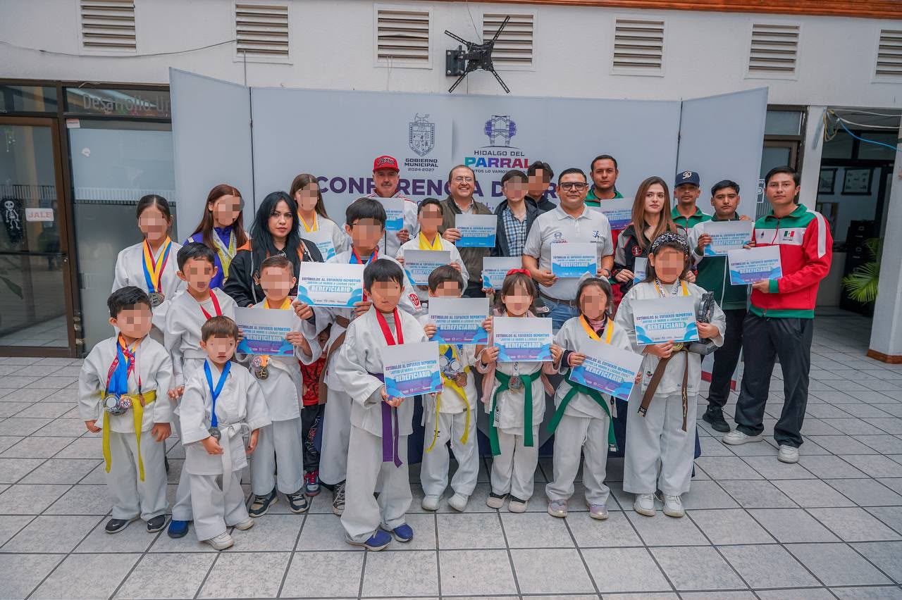 Entrega alcalde Salvador Calderón apoyos económicos a 60 deportistas y entrenadores de Parral