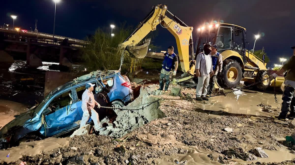 Rescatan a seis niños y cuatro adultos de auto arrastrado por la corriente en Juárez