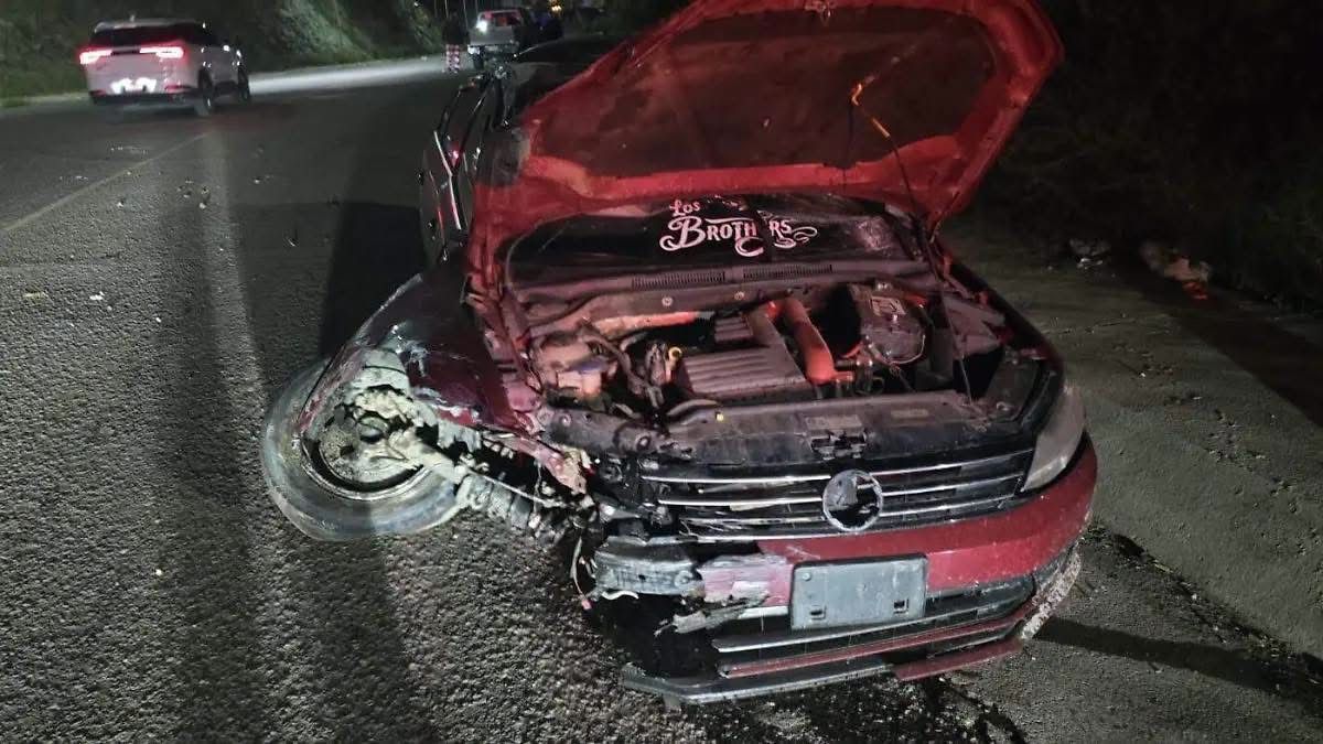 Dejan abandonado un auto después de un choque en la avenida Niños Héroes