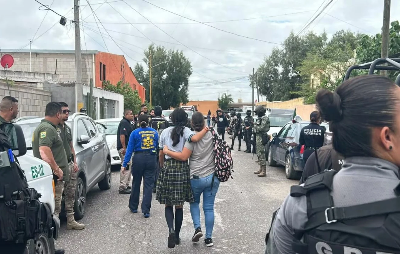 Intentan linchar a hermanos tras ataque mortal en secundaria de Torreón