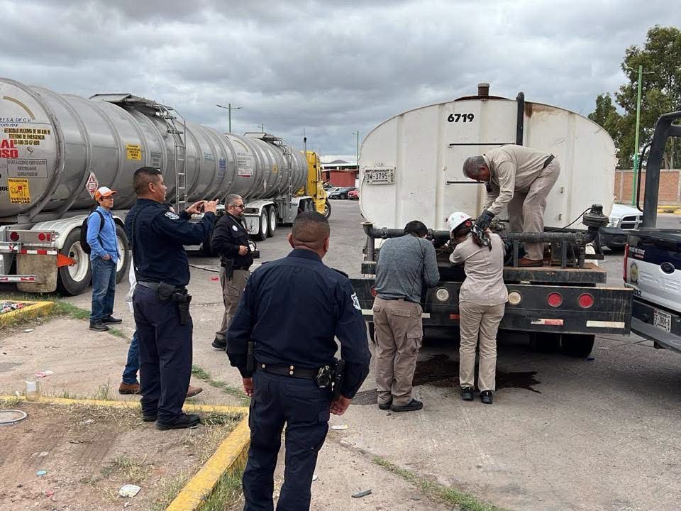 Hallan pipa abandonada con 9 mil 600 litros de gasolina en Las Moras