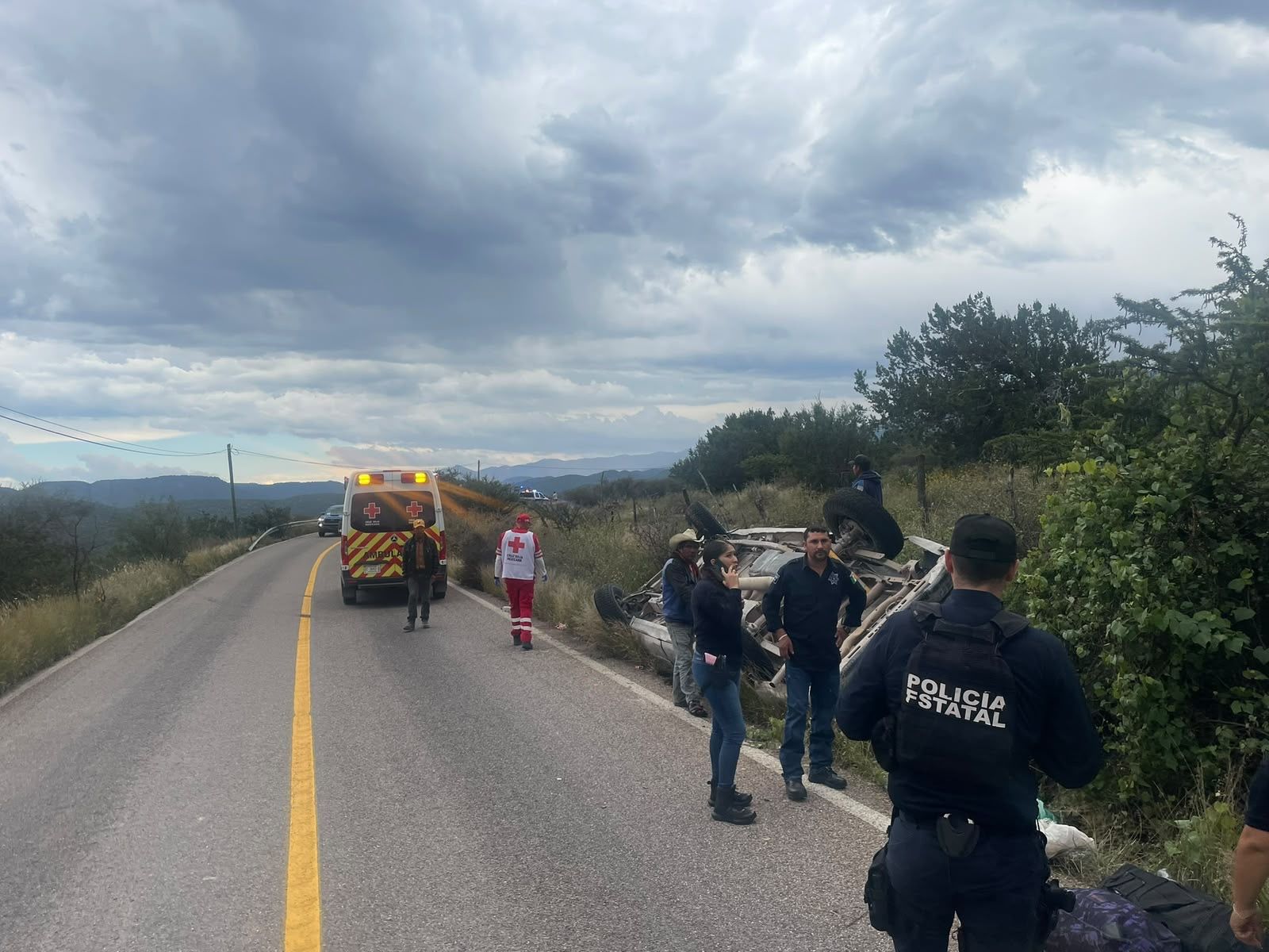 12 jornaleros lesionados tras volcadura en la carretera Parral-Casita