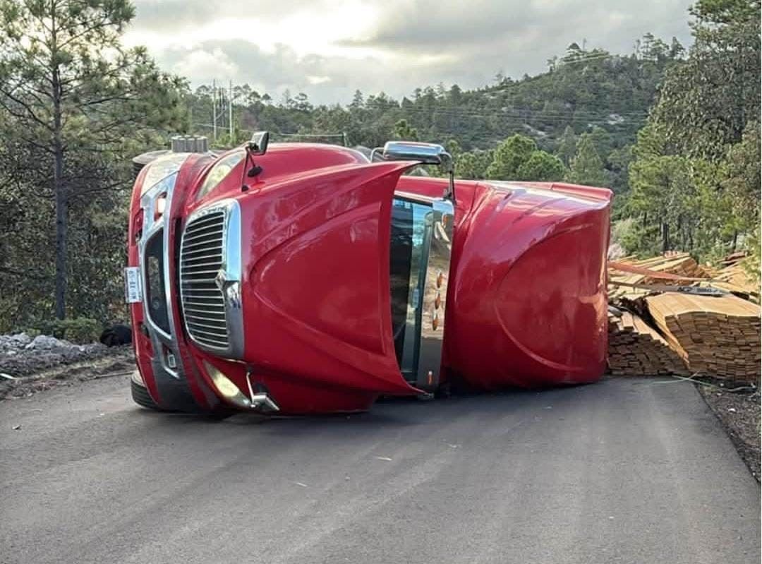 Volcadura de tráiler obliga a cerrar parcialmente la carretera