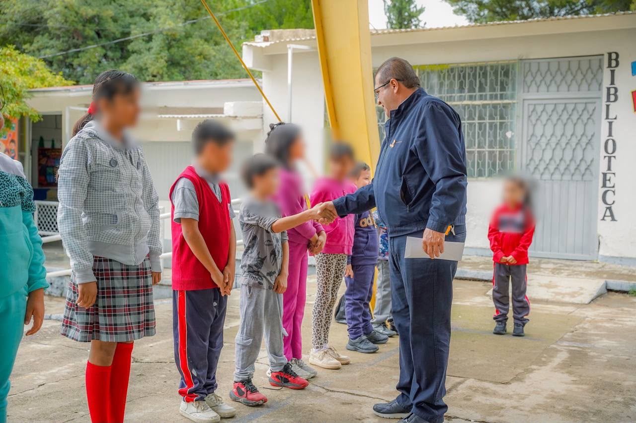 Entrega alcalde Salvador Calderón uniformes escolares a 89 estudiantes de la Primaria Juan de la Barrera